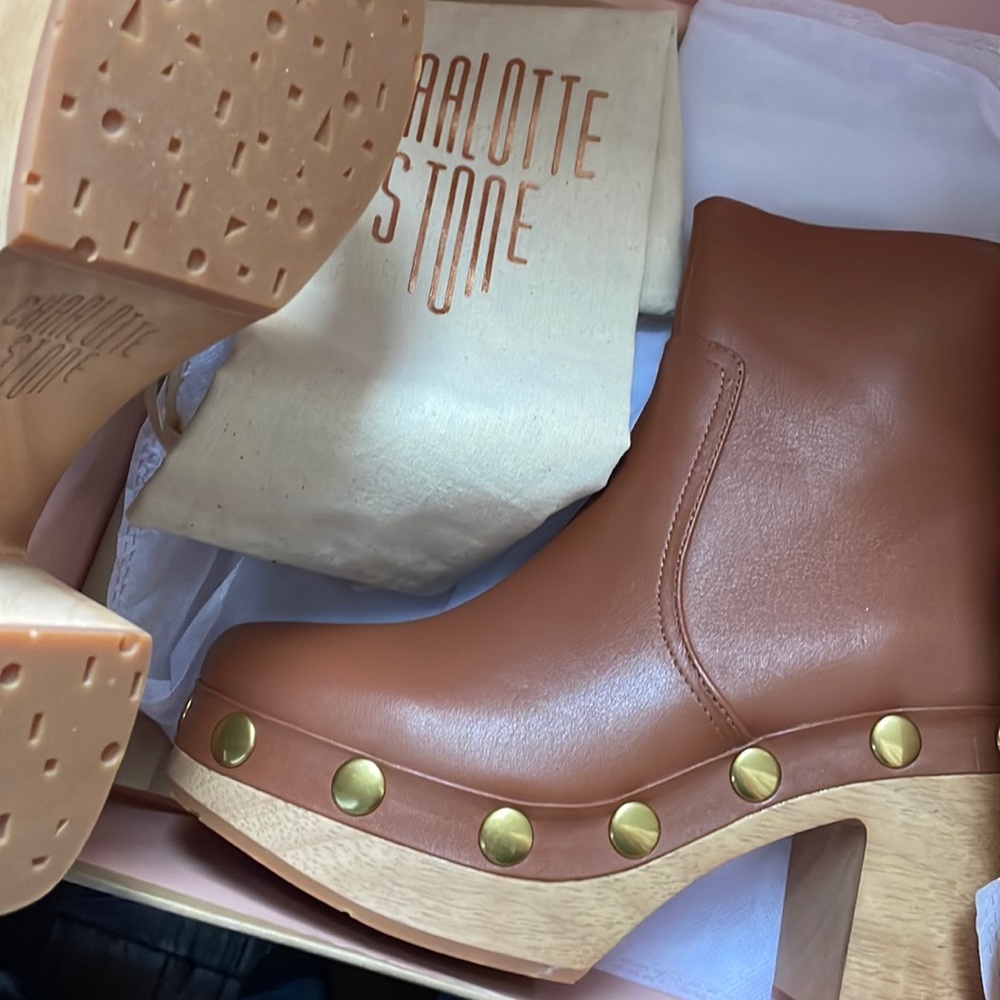 Size 8 women’s clog leather boot 4inch heel 2 inch platform zip up never worn
